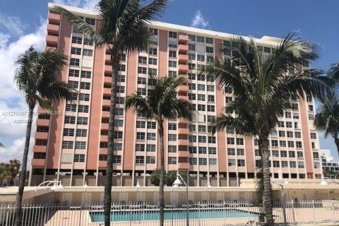 Villa ou maison à vendre à Miami Beach, Floride: 10.41 m2 № 118389 - photo 1