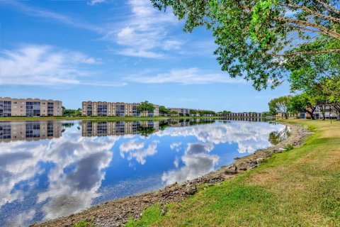 Condo in Tamarac, Florida, 2 bedrooms  № 1217178 - photo 5