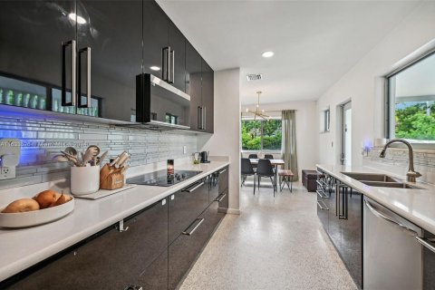 Casa en venta en Miami, Florida, 4 dormitorios, 179.58 m2 № 1294118 - foto 5