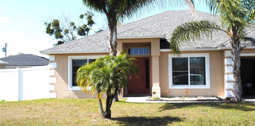 House in Kissimmee, Florida 3 bedrooms, 169.55 sq.m. № 1357165