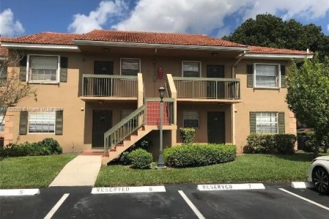 Copropriété à vendre à Pembroke Pines, Floride: 2 chambres, 84.91 m2 № 1282284 - photo 1