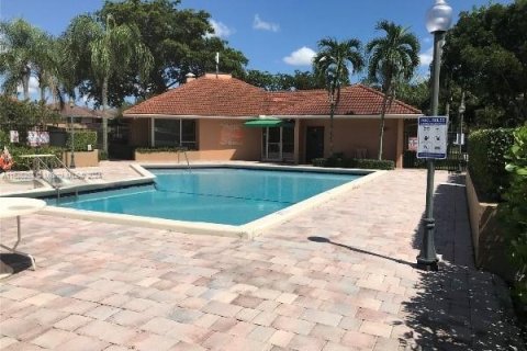 Copropriété à vendre à Pembroke Pines, Floride: 2 chambres, 84.91 m2 № 1282284 - photo 2