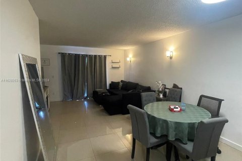 Condo in Pembroke Pines, Florida, 2 bedrooms  № 1282284 - photo 9