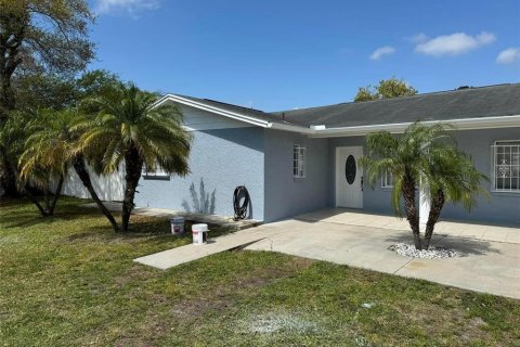 House in Tampa, Florida 3 bedrooms, 127.28 sq.m. № 1374050 - photo 1