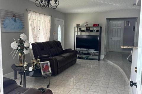 House in Tampa, Florida 3 bedrooms, 127.28 sq.m. № 1374050 - photo 3