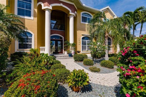 House in Punta Gorda, Florida 7 bedrooms, 453.08 sq.m. № 1415933 - photo 6