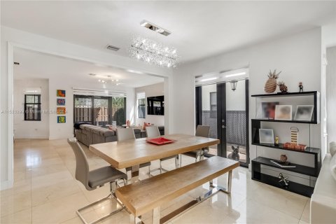 Casa en venta en Doral, Florida, 5 dormitorios, 293.57 m2 № 1009004 - foto 7