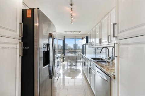 Condo in Aventura, Florida, 3 bedrooms  № 1421614 - photo 9