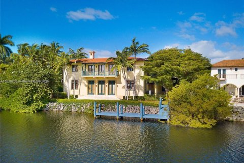 House in Coral Gables, Florida 6 bedrooms, 591.6 sq.m. № 965658 - photo 7