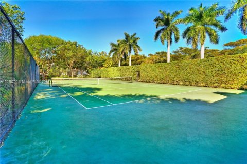 House in Coral Gables, Florida 6 bedrooms, 591.6 sq.m. № 965658 - photo 15