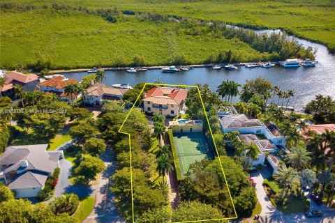 House in Coral Gables, Florida 6 bedrooms, 591.6 sq.m. № 965658 - photo 1