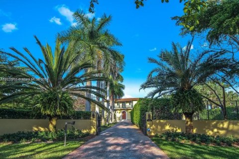 House in Coral Gables, Florida 6 bedrooms, 591.6 sq.m. № 965658 - photo 6