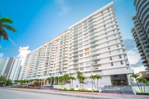 Copropriété à louer à Miami Beach, Floride: 2 chambres, 86.4 m2 № 132287 - photo 28