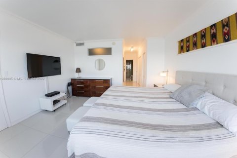 Condo in Miami Beach, Florida, 2 bedrooms  № 132287 - photo 13