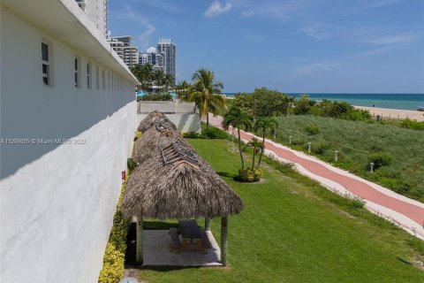 Condo in Miami Beach, Florida, 2 bedrooms  № 132287 - photo 22