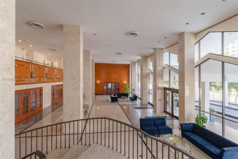 Condo in Miami Beach, Florida, 2 bedrooms  № 132287 - photo 25