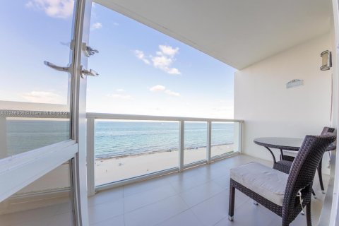 Condo in Miami Beach, Florida, 2 bedrooms  № 132287 - photo 1