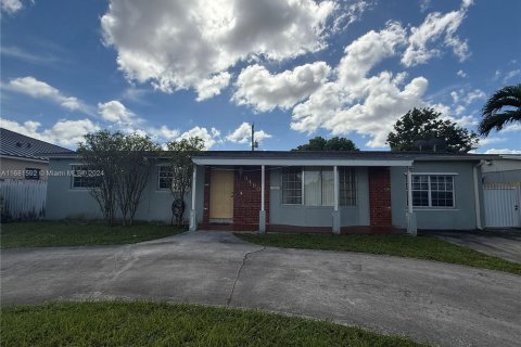 Casa en venta en Miami, Florida, 3 dormitorios, 162.3 m2 № 1413981 - foto 1