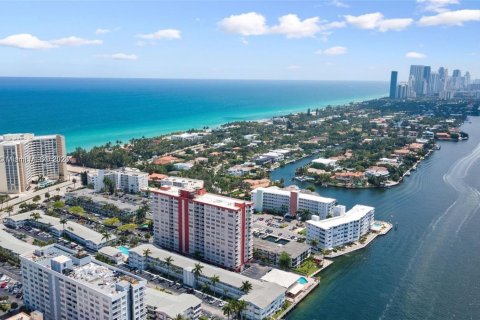 Condominio en venta en Hallandale Beach, Florida, 1 dormitorio, 69.68 m2 № 1413931 - foto 1