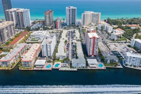 Condominio en venta en Hallandale Beach, Florida, 1 dormitorio, 69.68 m2 № 1413931 - foto 18