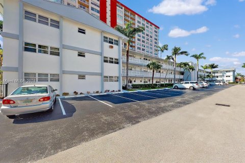 Condominio en venta en Hallandale Beach, Florida, 1 dormitorio, 69.68 m2 № 1413931 - foto 2