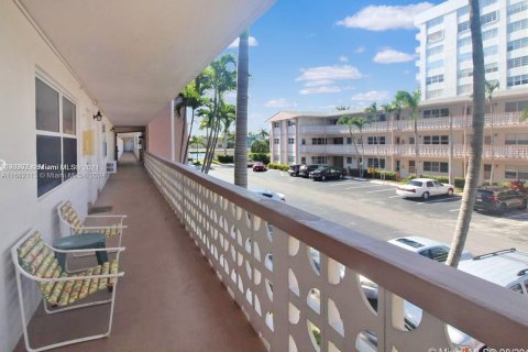 Condominio en venta en Hallandale Beach, Florida, 1 dormitorio, 69.68 m2 № 1413931 - foto 19