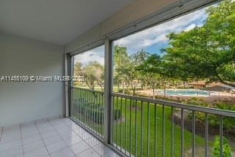 Condominio en venta en Pembroke Pines, Florida, 2 dormitorios, 110.74 m2 № 727913 - foto 2