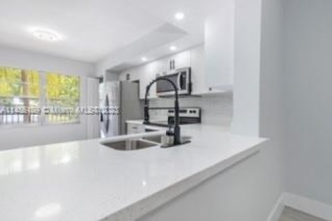 Condominio en venta en Pembroke Pines, Florida, 2 dormitorios, 110.74 m2 № 727913 - foto 11
