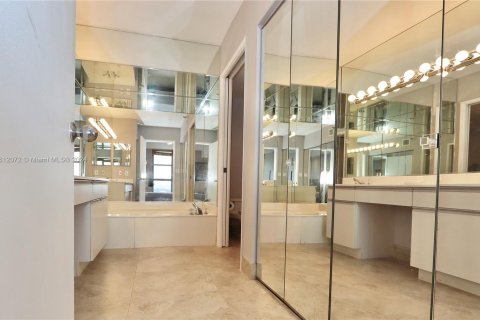 Condo in Aventura, Florida, 2 bedrooms  № 1235498 - photo 24