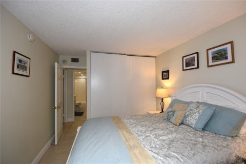 Condo in Pompano Beach, Florida, 2 bedrooms  № 924016 - photo 16