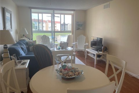 Condo in Sunrise, Florida, 1 bedroom  № 874231 - photo 2