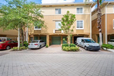 Touwnhouse à vendre à Aventura, Floride: 1 chambre, 79.8 m2 № 1329529 - photo 1