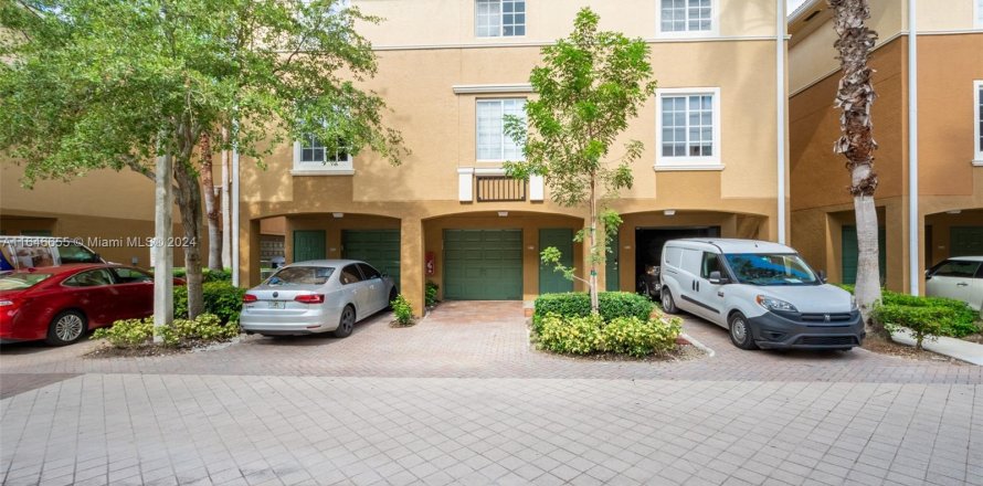 Townhouse in Aventura, Florida 1 bedroom, 79.8 sq.m. № 1329529