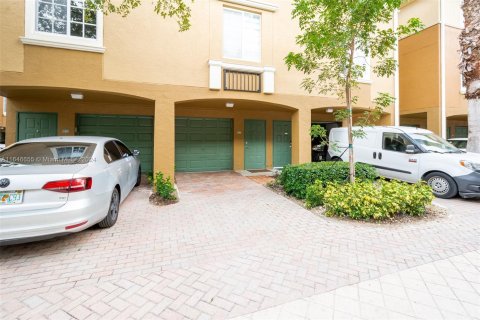 Adosado en venta en Aventura, Florida, 1 dormitorio, 79.8 m2 № 1329529 - foto 2