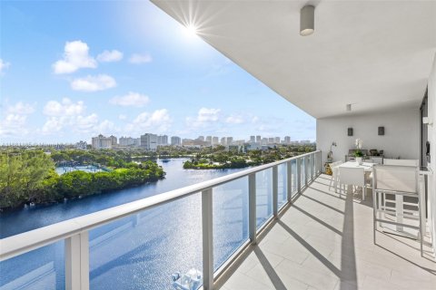 Condo in Fort Lauderdale, Florida, 3 bedrooms  № 1418290 - photo 1