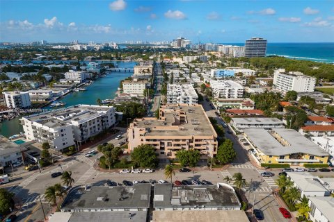 Condo in Miami Beach, Florida, 2 bedrooms  № 1423762 - photo 2