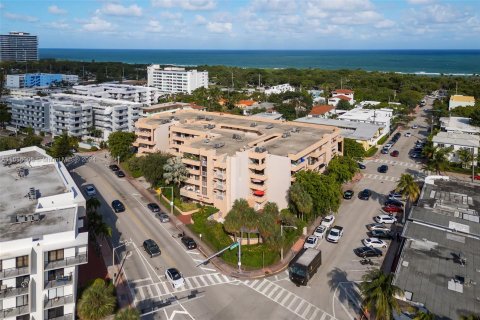 Condo in Miami Beach, Florida, 2 bedrooms  № 1423762 - photo 1