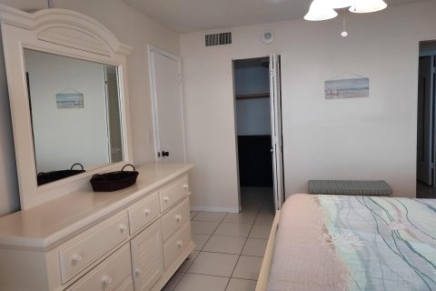 Condo in Hutchinson Island South, Florida, 2 bedrooms  № 878714 - photo 13