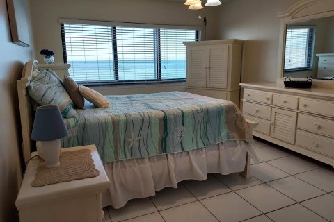 Condo in Hutchinson Island South, Florida, 2 bedrooms  № 878714 - photo 15