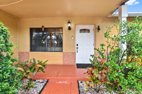 Купить виллу или дом в Норт-Лодердейл, Флорида 4 спальни, 131.09м2, № 1155595 - фото 12