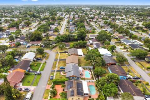 Villa ou maison à vendre à North Lauderdale, Floride: 4 chambres, 131.09 m2 № 1155595 - photo 1