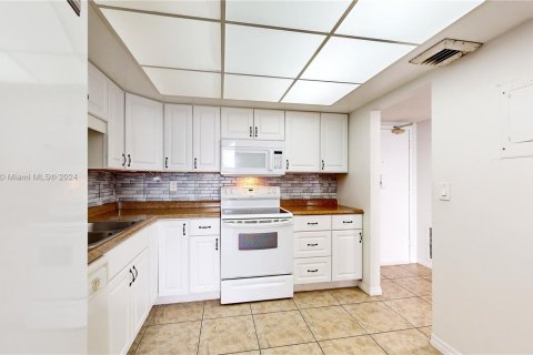 Condo in Aventura, Florida, 1 bedroom  № 1387931 - photo 9