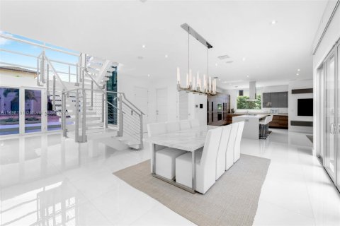 House in Sunny Isles Beach, Florida 4 bedrooms, 598.48 sq.m. № 883129 - photo 5