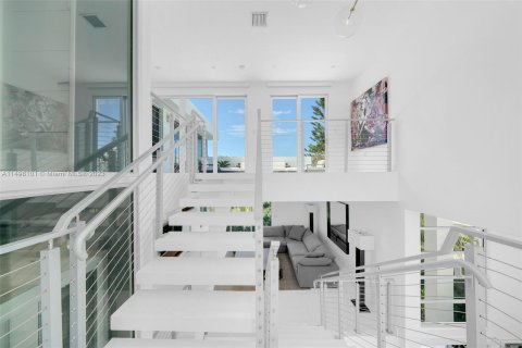House in Sunny Isles Beach, Florida 4 bedrooms, 598.48 sq.m. № 883129 - photo 11