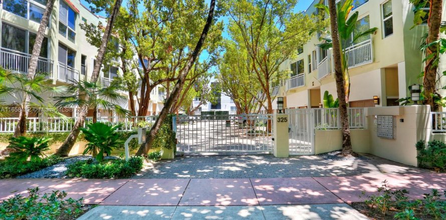 Townhouse in Miami Beach, Florida 3 bedrooms, 120.77 sq.m. № 1360444