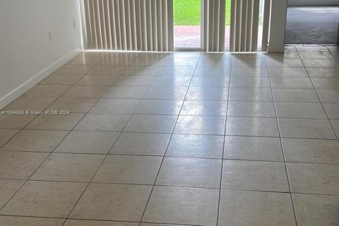 Copropriété à louer à Doral, Floride: 1 chambre, 83.52 m2 № 1295139 - photo 1