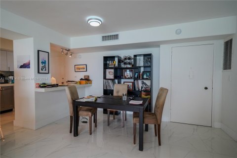 Condominio en venta en Miami Beach, Florida, 1 dormitorio, 93.83 m2 № 1013883 - foto 2