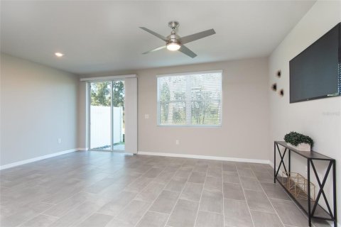 Townhouse in Brandon, Florida 3 bedrooms, 141.68 sq.m. № 1014952 - photo 15
