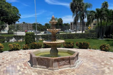 Condo in Palm Springs, Florida, 1 bedroom  № 1208594 - photo 3