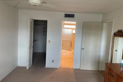 Condo in Palm Springs, Florida, 1 bedroom  № 1208594 - photo 29